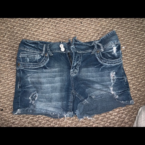 Distressed shorts - Picture 2 of 3